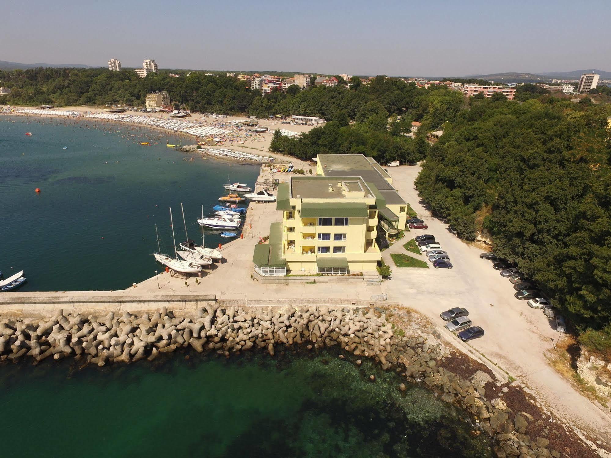 Hotel Marina Kiten  Exterior photo