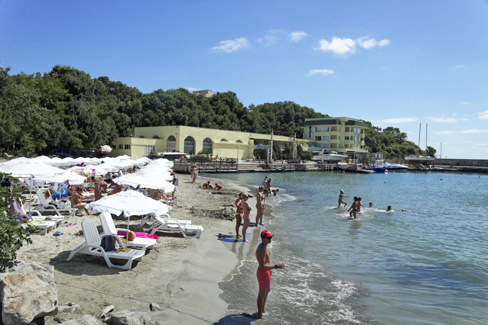 Hotel Marina Kiten  Exterior photo